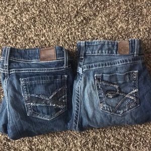 Set of 2 Buckle jeans.